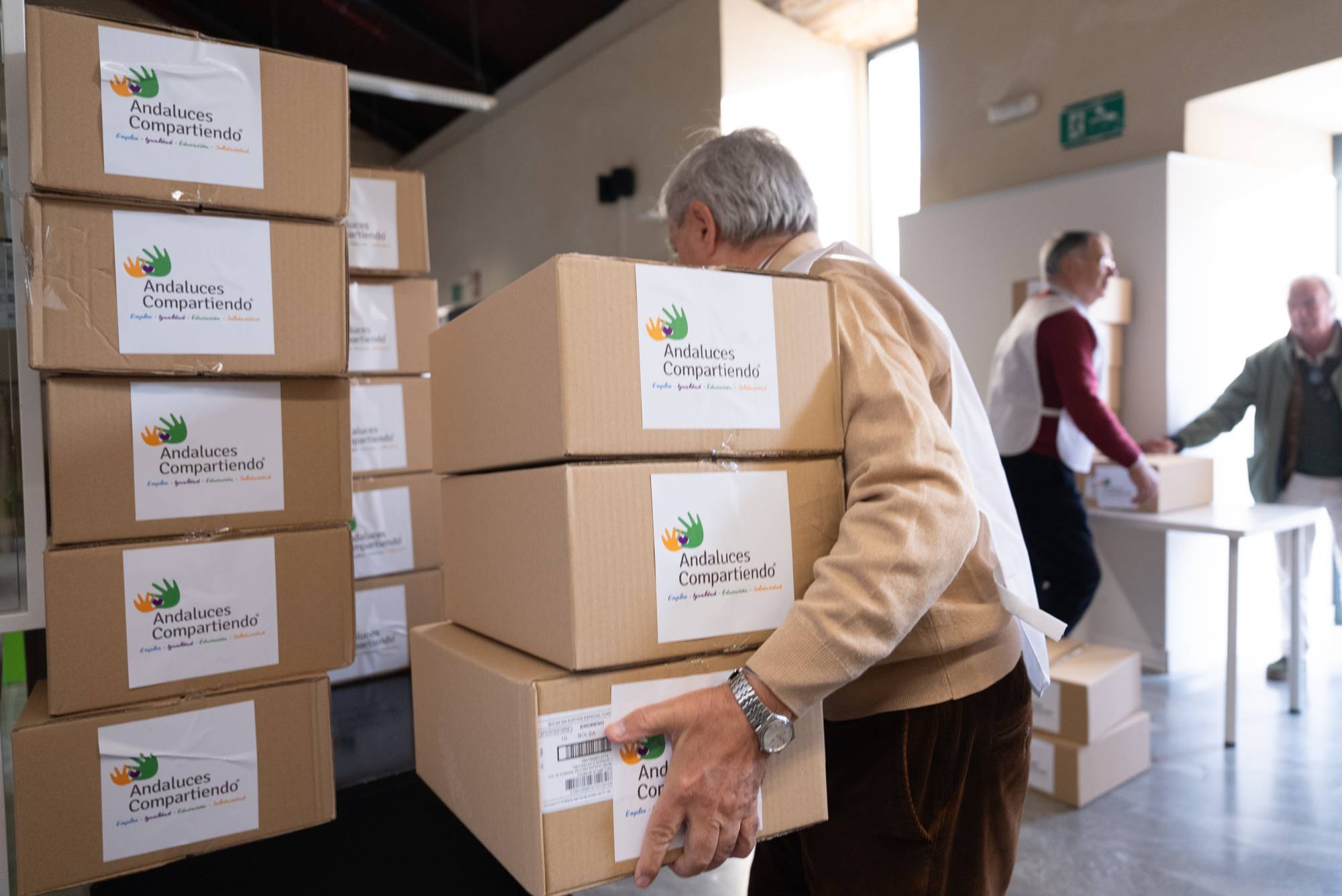 Andaluces Compartiendo dona dulces navidenos